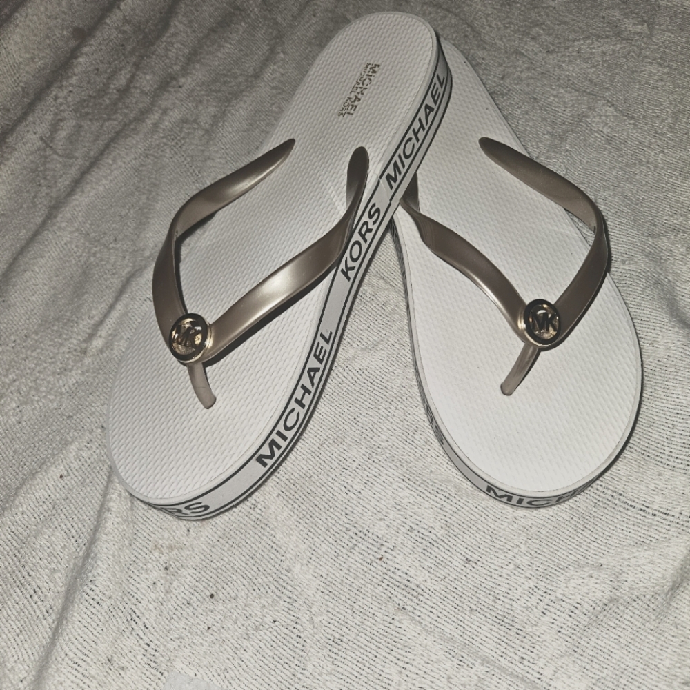 Michael kors women's flip flops 10